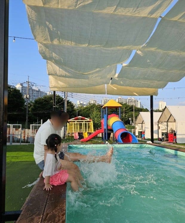광주 웰컴투바베큐 수영장에서 물놀이를 즐기는 가족