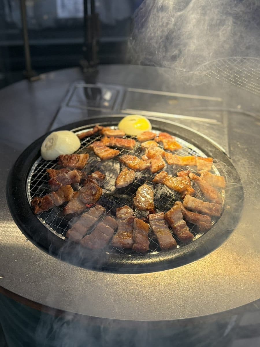 광주 웰컴투바베큐 바비큐 그릴 위의 고기