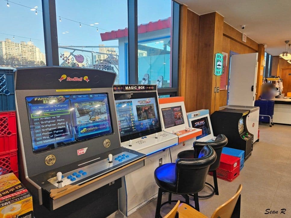 광주 웰컴투바베큐 마켓 안 오락실 코너